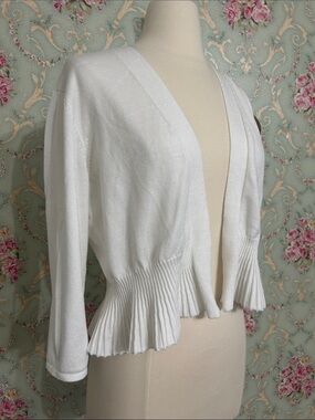 EUC vintage white cottagecore hourglass flutter cardigan sweater shrug size Med